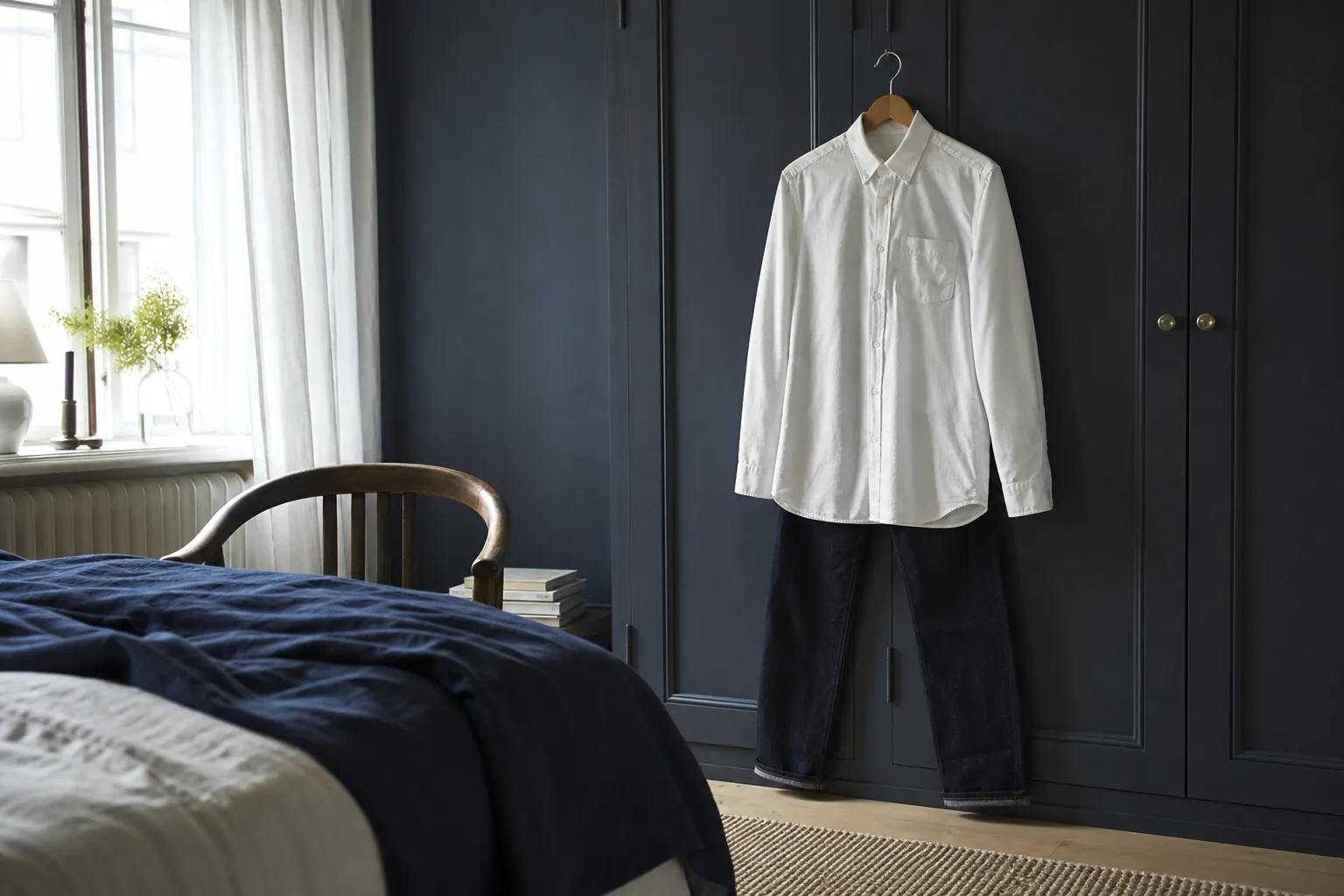 Vit oxfordskjorta med knappkrage över mörka jeans