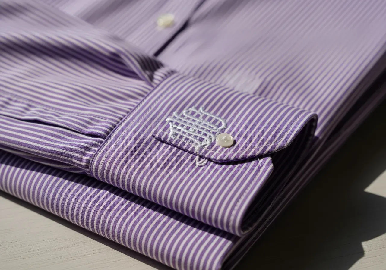 Monogram på lila randig skjorta