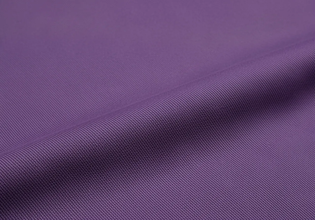 Opacitet i lila kypert skjorttyg